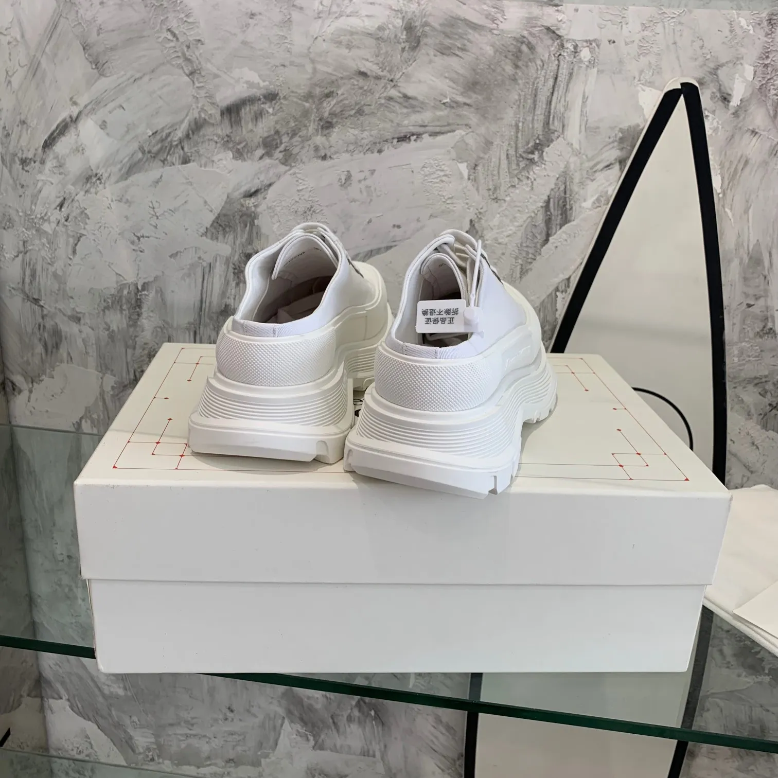 👟👟Ex-factory price 500👟👟 Mc Queen is in stock all year round [Rose] McQueen [Rose] dad shoes [Rose] ss early spring first release‼ ️‼ ️The latest Milan Fashion Week T-stage catwalk model, the unique and personalized design is very classy on the feet, and the round toe design allows the toes to be completely released. I spent a lot of money to buy multiple pairs of the originals and dismantled them and made replicas. Many celebrities such as Guli Nazha, Wu Lei, and Internet celebrity bloggers have endorsed Xiaohongshu’s popular products, and the products are sold out at the counters! Fabric: Imported pure cotton fabric Lining: Imported silk sheepskin Feet: Imported silk sheepskin Size: Women's 35-40. Packaging: original full set of packaging, outsole: increased by 5 cm, original outsole